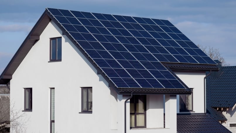 Residential house with rooftop solar panels installed, representing a high‑efficiency microinverter‑based photovoltaic system.