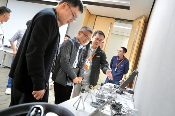 瑞萨向吉利研究院工程师介绍汽车模拟高清视频传输技术（瑞萨电子-吉利汽车技术交流会）