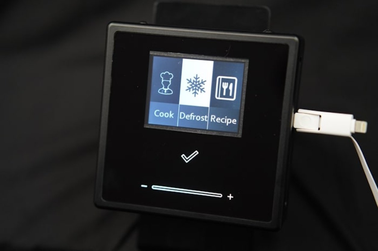 Serial LCD + Touch Reference Design - RX140 Version